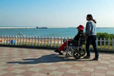 玉田八旬老人推轮椅带老伴游中国(为了方便推轮椅带老伴出门)
