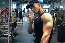 玉田肌肉男模(肌肉男模拟器)